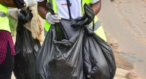 volunteer-carrying-2-trash-bags-at-world-cleanup-day-2021